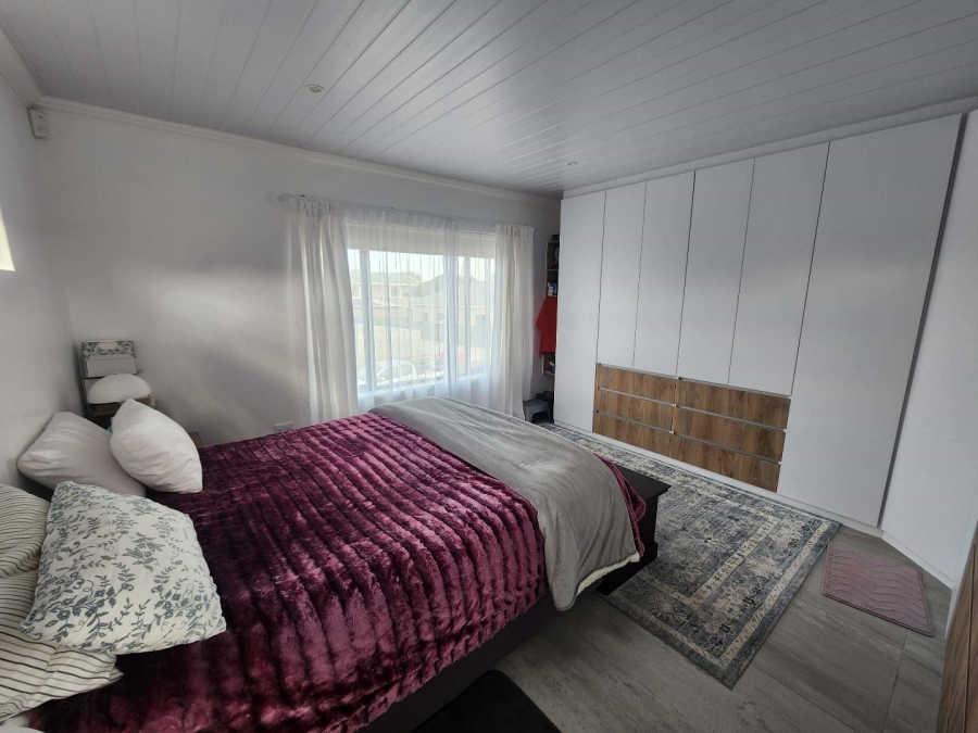 5 Bedroom Property for Sale in Fraaiuitsig Western Cape